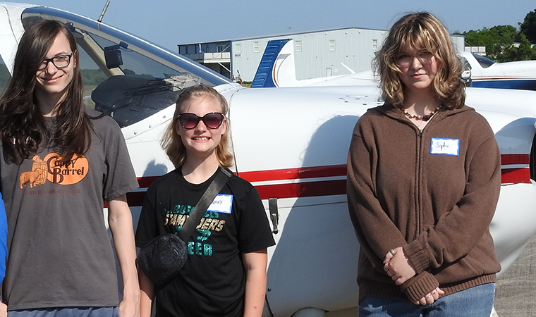 EAA Chapter 534 pilot Lee Helfer, and Young Eagle crew Corbin Sloboda, Hayley Hawthorn, and Sophie Ellingson.